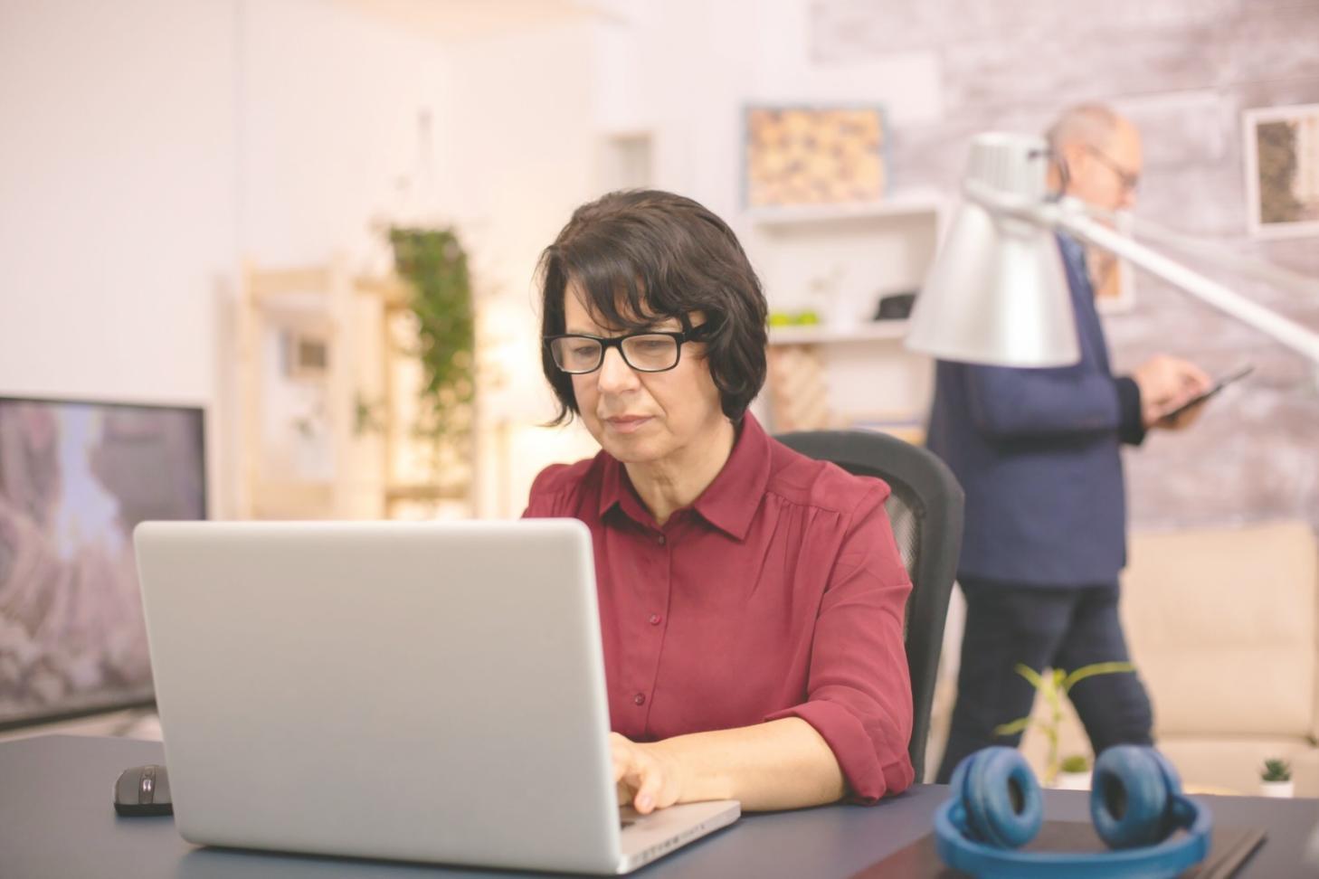 Profesional preparando informes financieros con herramientas analíticas