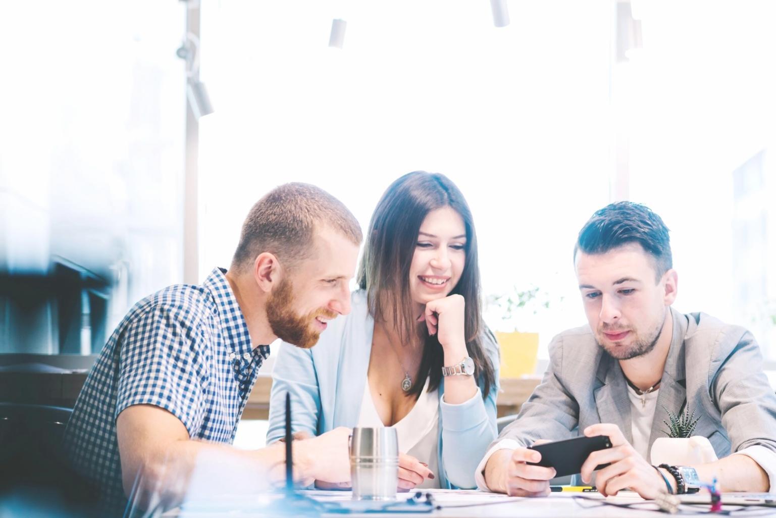 Aula de formación con estudiantes participando en una sesión práctica de análisis financiero