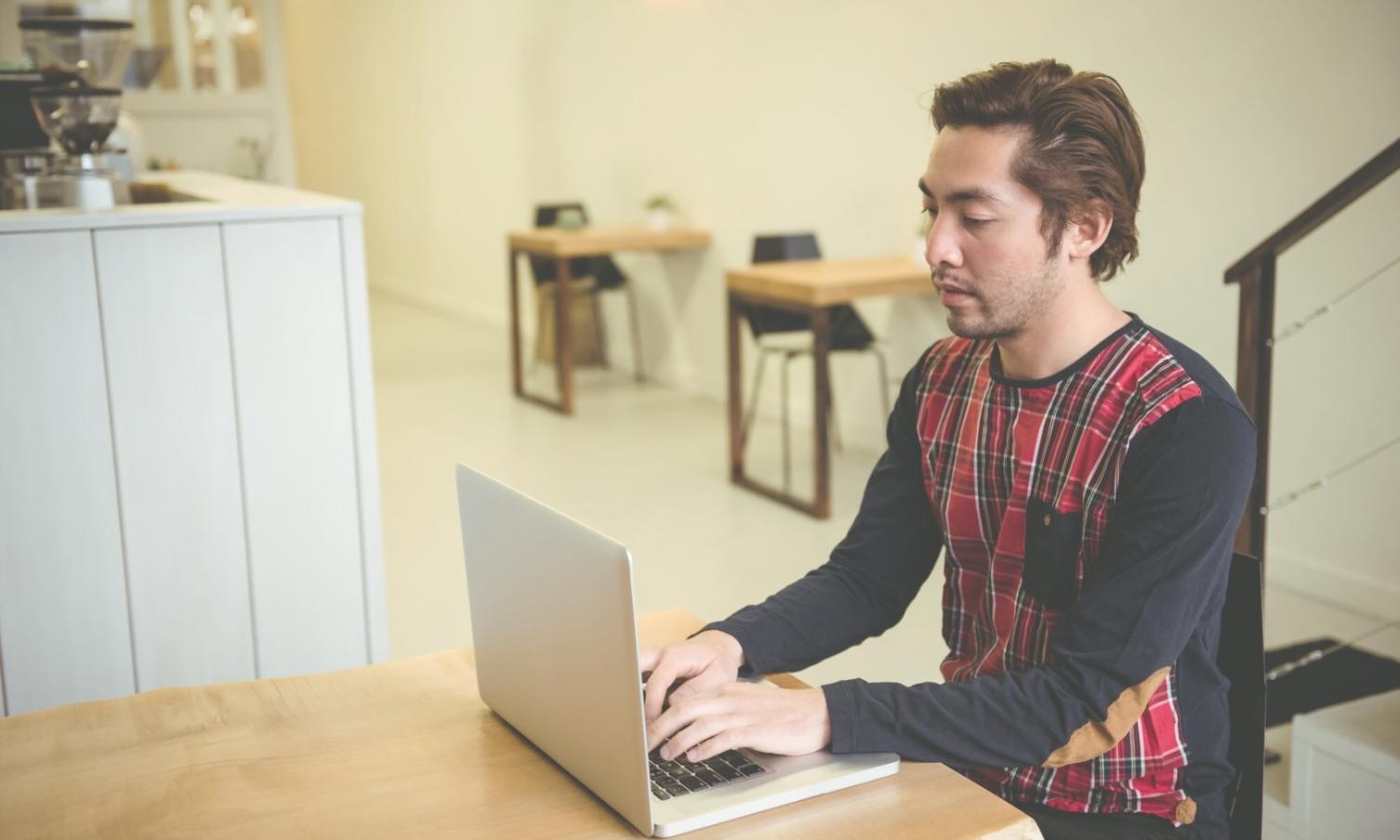 Equipo de plarionexu trabajando en estrategias de comunicación financiera